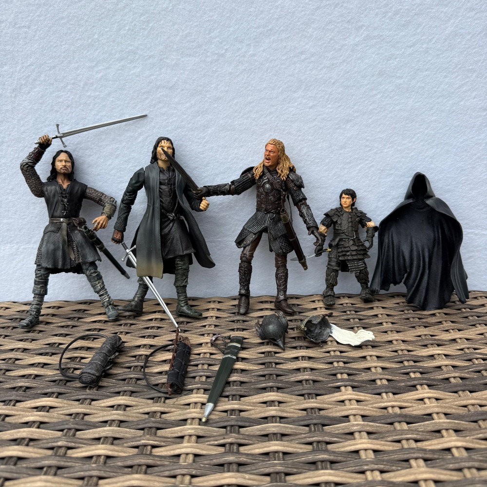 Lord of the Rings Action Figure Lot of 4 Aragorn Eomer Frodo Accessories
